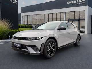 Schräge Frontansicht auf einen Hyundai IONIQ 5 , freigestellt
