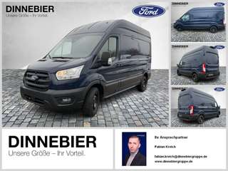 Schräge Frontansicht auf einen Ford Transit , freigestellt