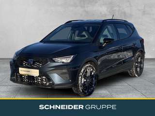 Schräge Frontansicht auf einen SEAT Arona , freigestellt