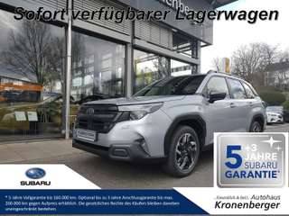Schräge Frontansicht auf einen Subaru Forester , freigestellt