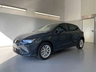 Schräge Frontansicht auf einen SEAT Ibiza , freigestellt