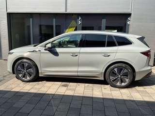 Schräge Frontansicht auf einen Skoda Enyaq , freigestellt