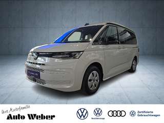 Schräge Frontansicht auf einen Volkswagen California , freigestellt