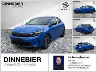 Schräge Frontansicht auf einen Opel Corsa , freigestellt