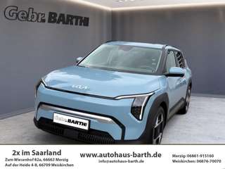 Schräge Frontansicht auf einen Kia EV3 , freigestellt