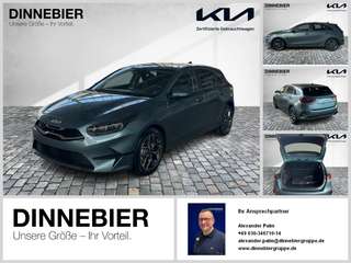 Schräge Frontansicht auf einen Kia cee'd , freigestellt