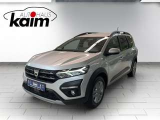 Schräge Frontansicht auf einen Dacia Jogger , freigestellt