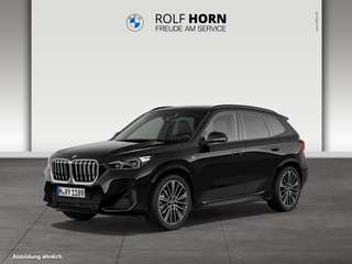 Schräge Frontansicht auf einen BMW X1 , freigestellt