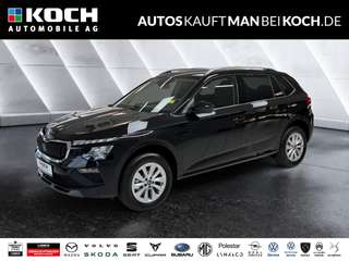 Schräge Frontansicht auf einen Skoda Kamiq , freigestellt