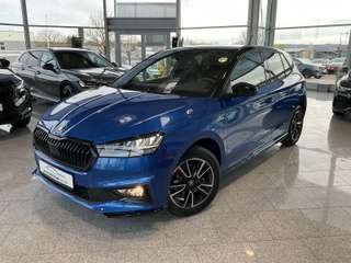 Schräge Frontansicht auf einen Skoda Fabia , freigestellt