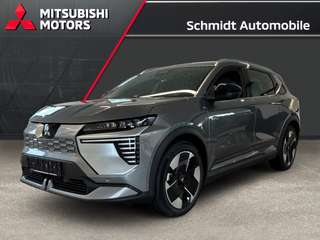 Schräge Frontansicht auf einen Mitsubishi Eclipse Cross , freigestellt
