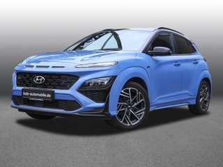 Schräge Frontansicht auf einen Hyundai Kona , freigestellt