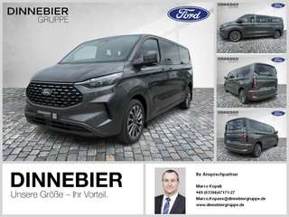 Schräge Frontansicht auf einen Ford Tourneo Custom , freigestellt