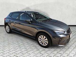 Schräge Frontansicht auf einen SEAT Ibiza , freigestellt