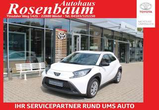Schräge Frontansicht auf einen Toyota AYGO , freigestellt