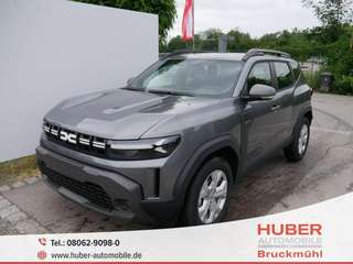 Schräge Frontansicht auf einen Dacia Duster , freigestellt