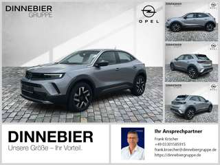 Schräge Frontansicht auf einen Opel Mokka , freigestellt