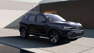 Schräge Frontansicht auf einen Dacia Duster , freigestellt