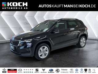 Schräge Frontansicht auf einen Skoda Karoq , freigestellt