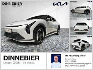 Schräge Frontansicht auf einen Kia EV4 , freigestellt