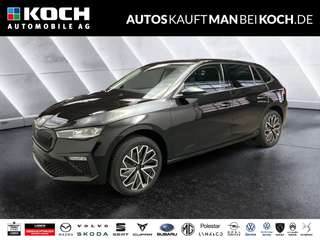 Schräge Frontansicht auf einen Skoda Scala , freigestellt