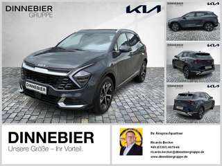 Schräge Frontansicht auf einen Kia Sportage , freigestellt