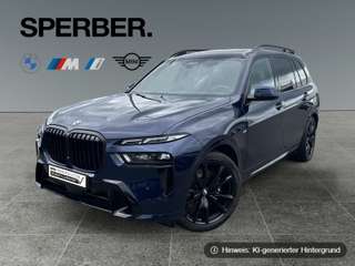 Schräge Frontansicht auf einen BMW X7 , freigestellt