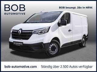 Schräge Frontansicht auf einen Renault Trafic , freigestellt