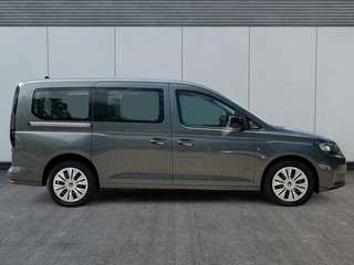 Schräge Frontansicht auf einen Volkswagen Caddy , freigestellt