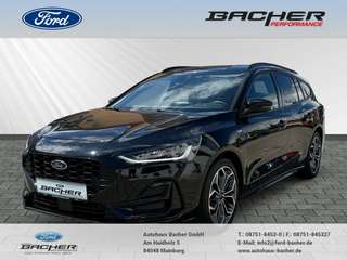Schräge Frontansicht auf einen Ford Focus , freigestellt
