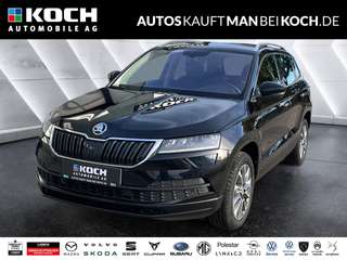 Schräge Frontansicht auf einen Skoda Karoq , freigestellt