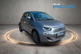 Schräge Frontansicht auf einen Fiat 500 , freigestellt