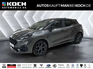 Schräge Frontansicht auf einen Ford Puma , freigestellt