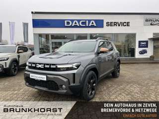 Schräge Frontansicht auf einen Dacia Duster , freigestellt