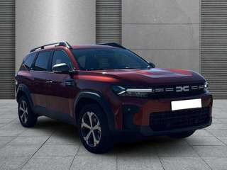 Schräge Frontansicht auf einen Dacia Bigster , freigestellt