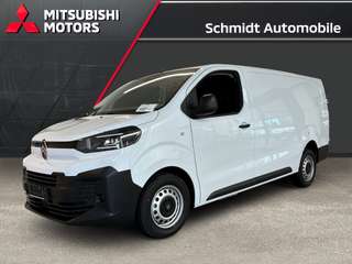 Schräge Frontansicht auf einen Citroën Jumpy , freigestellt