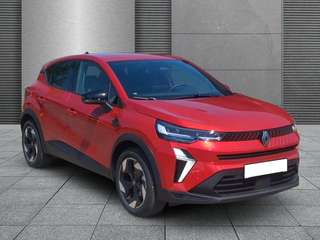 Schräge Frontansicht auf einen Renault Captur , freigestellt