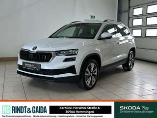 Schräge Frontansicht auf einen Skoda Karoq , freigestellt