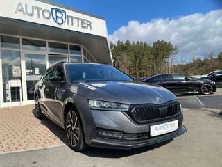 Schräge Frontansicht auf einen Skoda Octavia , freigestellt