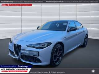 Schräge Frontansicht auf einen Alfa Romeo Giulia , freigestellt