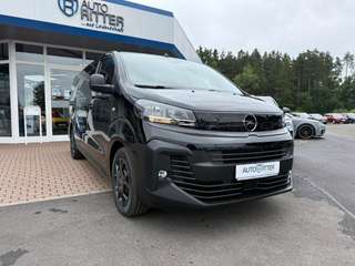 Schräge Frontansicht auf einen Opel Vivaro , freigestellt