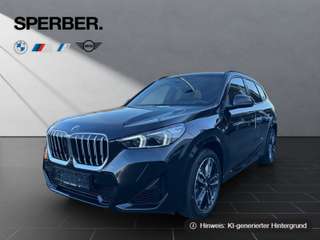 Schräge Frontansicht auf einen BMW X1 , freigestellt
