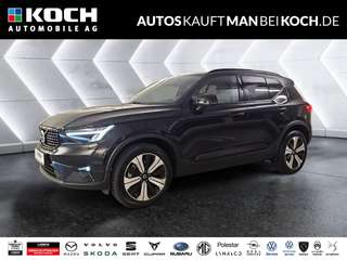 Schräge Frontansicht auf einen Volvo XC40 , freigestellt
