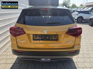 Schräge Frontansicht auf einen Suzuki Vitara , freigestellt