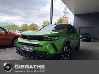Schräge Frontansicht auf einen Opel Mokka , freigestellt