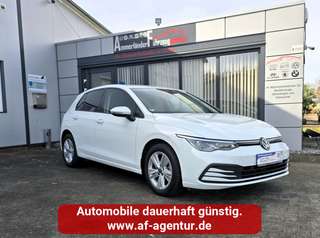 Schräge Frontansicht auf einen Volkswagen Golf , freigestellt
