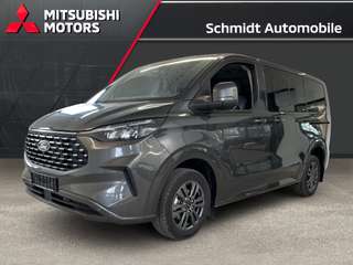 Schräge Frontansicht auf einen Ford Tourneo Custom , freigestellt