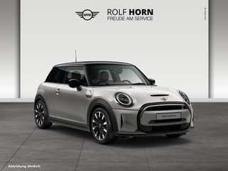 Schräge Frontansicht auf einen MINI COOPER SE , freigestellt