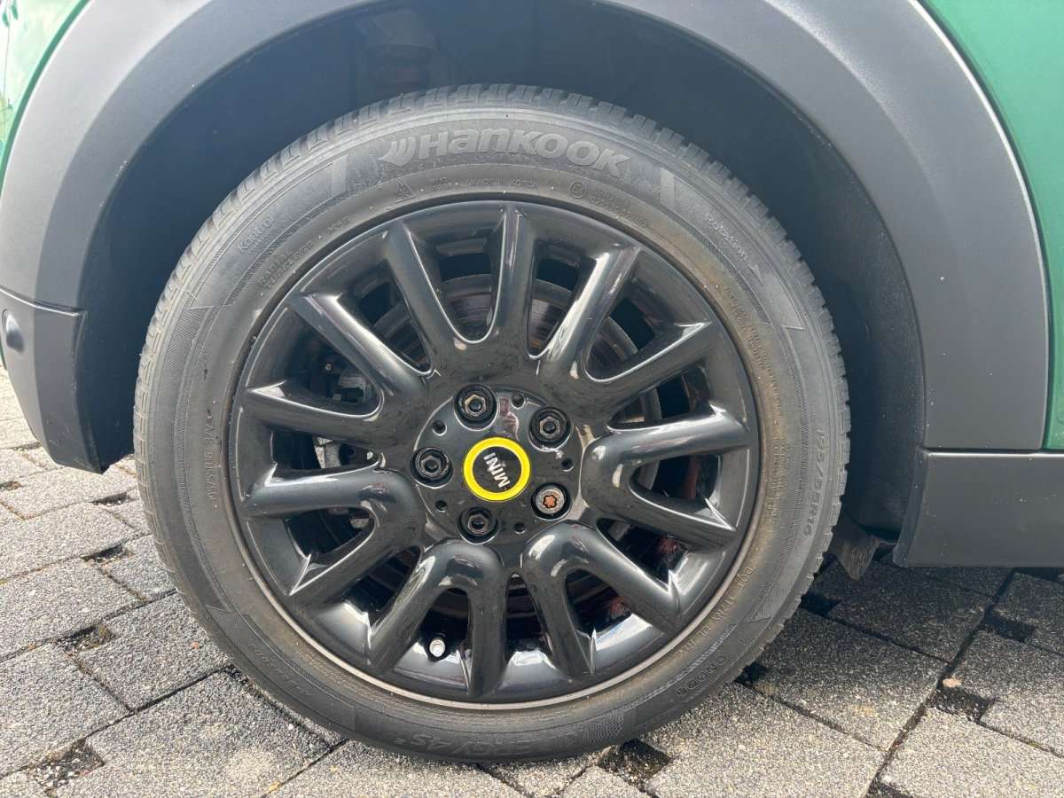 Fahrzeugbild eines MINI COOPER SE