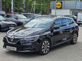 Schräge Frontansicht auf einen Renault Mégane , freigestellt